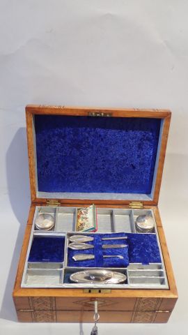 Coffret de toilette formant écritoire en...