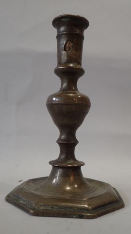 Bougeoir balustre en bronze base à pans....