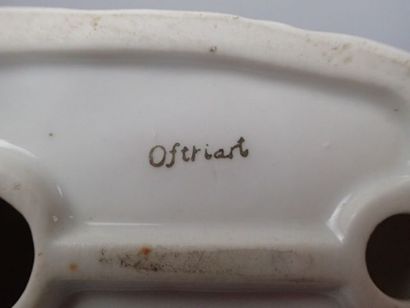 Deux groupes en porcelaine polychrome et...