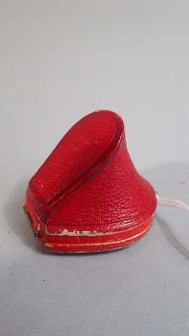 Petit coffret à bague cartonnée de rouge,...
