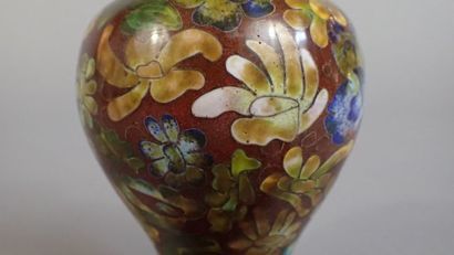 Cinq petits vases en cuivre cloisonné à décor...