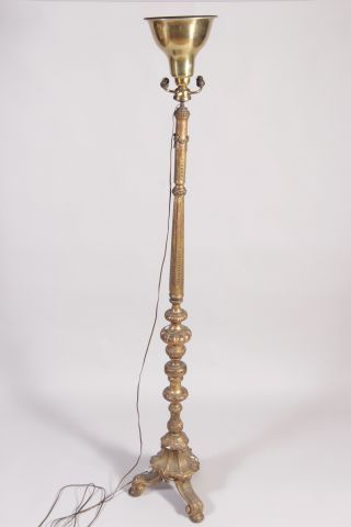 Lampadaire en bois doré, le fût à décor de...