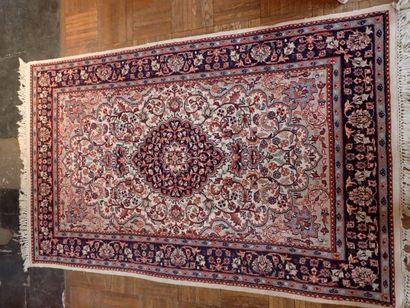 Tapis de laine mécanique à motif floral stylisé.
Dim...