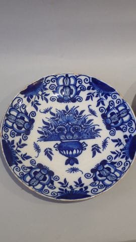 DELFT. Deux assiettes en faïence à décor...