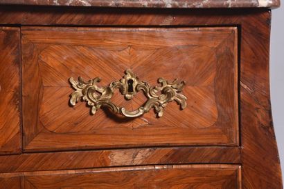 Commode en placage de noyer et de satiné...