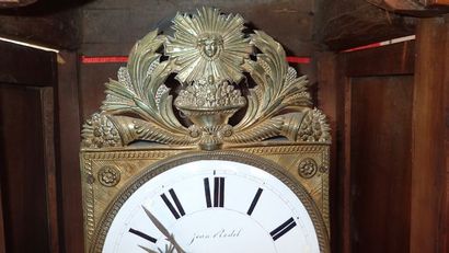 Buffet horloge en noyer. Buffet ouvrant par...