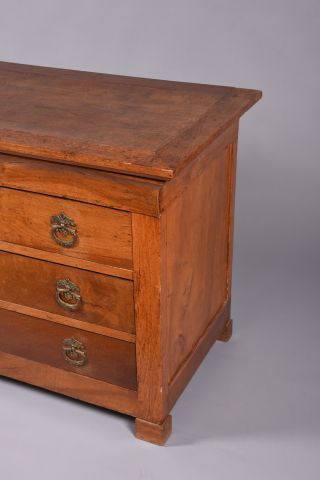 Commode en noyer et placage de noyer ouvrant...