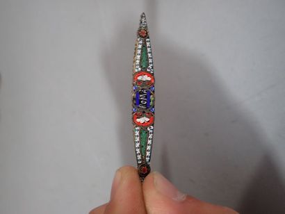 Ensemble en micro-mosaïque comprenant un...
