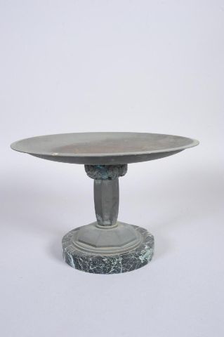 Coupe en régule à décor d'un athlète reposant...