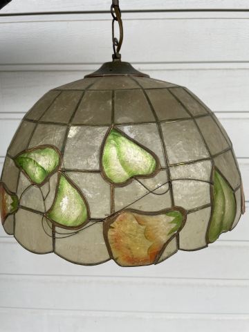Suspension vitrail à décor de feuilles. Diamètre...