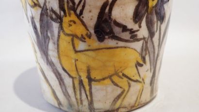 Vase à épaulement en faïence polychrome à...