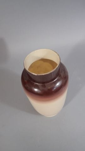 Vase en verre opaque, à décor peint d'une...