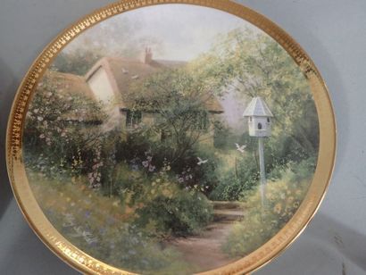 ROYAL DOULTON. Ensemble de 13 assiettes en...