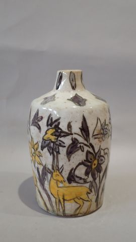 Vase à épaulement en faïence polychrome à...