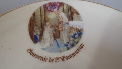 Quatre tasses avec sous-tasses et une bonbonnière...