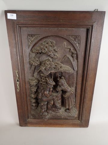 Porte de buffet en bois sculpté figurant...