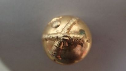 Une boite de laiton ronde (boutons divers...