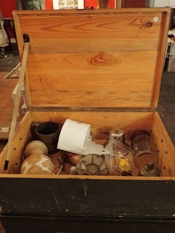 Mannette dans une caisse en bois peint en...