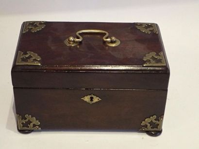 Coffret en acajou reposant sur quatre petits...