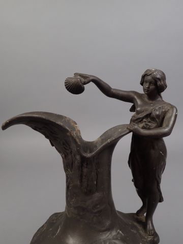 Henri. HUPPE (1855-?). Pichet en étain, bec...