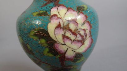 Cinq petits vases en cuivre cloisonné à décor...