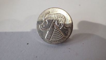Une boite de laiton ronde (boutons divers...