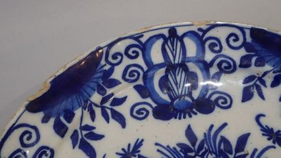 DELFT. Deux assiettes en faïence à décor...