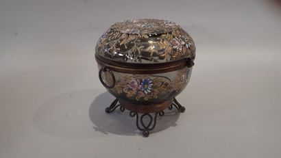 Bonbonnière couverte en verre émaillé à décor...