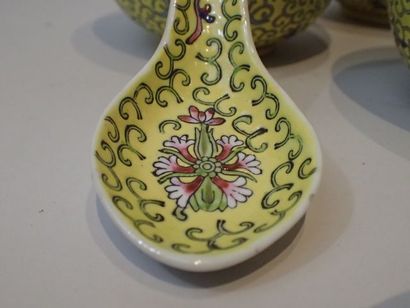 Service en porcelaine comprenant cinq bols...