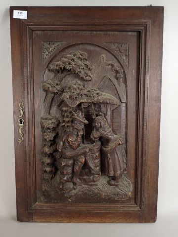 Porte de buffet en bois sculpté figurant...