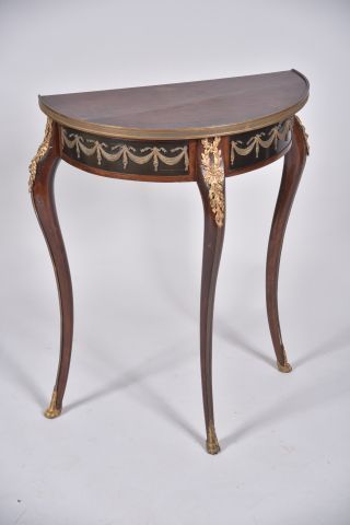 Console en noyer mouluré de forme demi-lune,...
