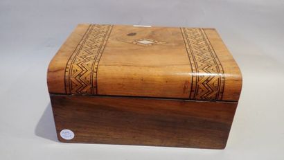 Coffret de toilette formant écritoire en...