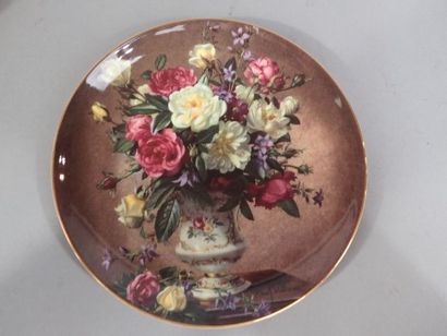ROYAL DOULTON. Ensemble de 13 assiettes en...