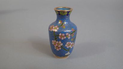 Cinq petits vases en cuivre cloisonné à décor...