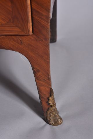 Commode en placage de noyer et de satiné...