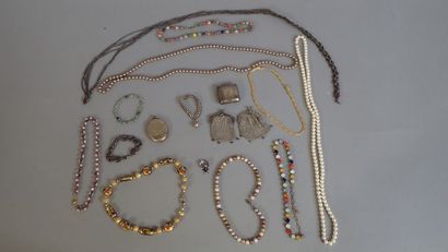Lot de bijoux fantaisie comprenant :une coccinelle...