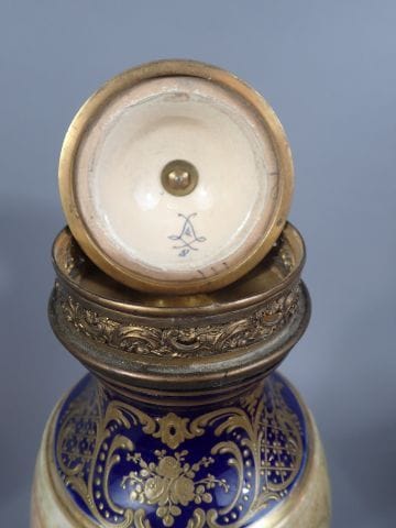 SEVRES, dans le goût de. Paire de vases couverts...