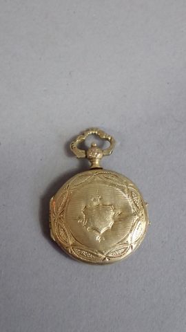 Petit médaillon ouvrant en or. 4gr