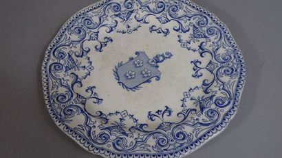 Une assiette en faïence fine, le Marli à...