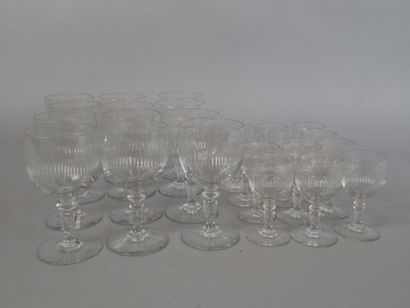 Partie de service de verres en cristal taillé...