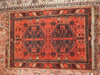 Tapis marocain en laine polychrome de prière...