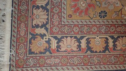 Tapis mécanique en laine à décor oriental...