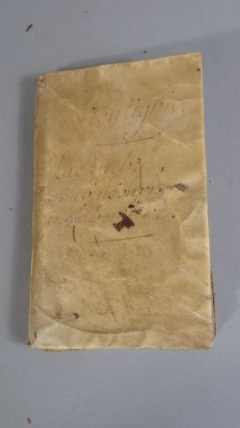 Carnet de lettrines collées. In-16 plein...