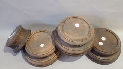 Quatre socles de sculpure en bois tourné....