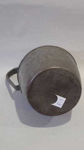 Pichet en métal étamé avec une anse rivetée....