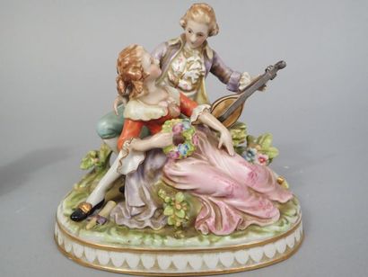 Deux groupes en porcelaine polychrome 