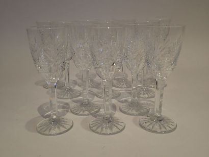 Ensemble de douze verres à vin blanc en cristal...
