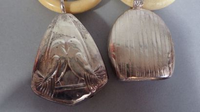 Deux hochets en argent et ivoirine. Poids...