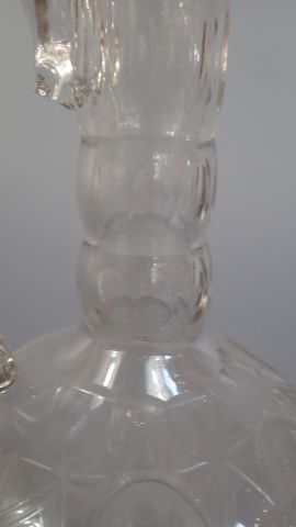 Carafe en verre en verre taillé et gravé...