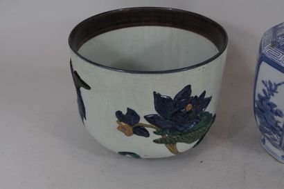 Pied de lampe composé d'un vase en porcelaine...